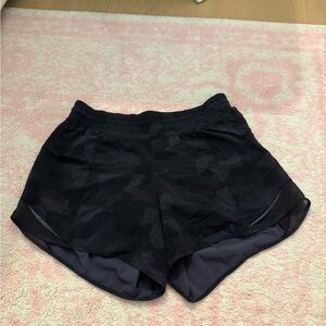 Lululemon hotty hot 5in Shorts in black camo Size 8!